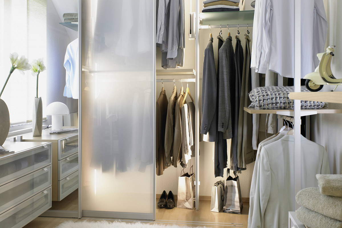 Система хранения для одежды на мансарде